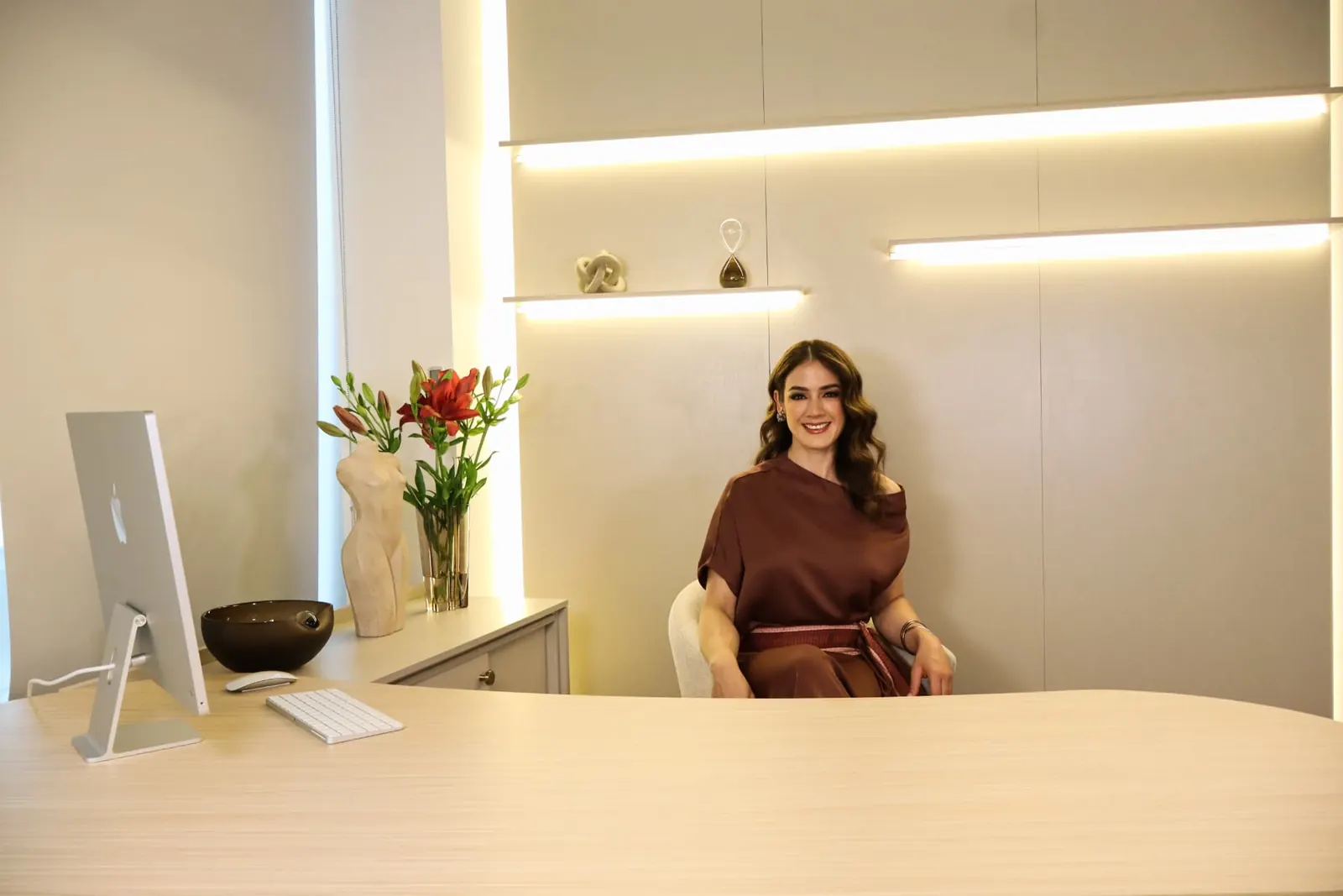 Dra. Alejandra Márquez Dávila en el consultorio de Origen Materno